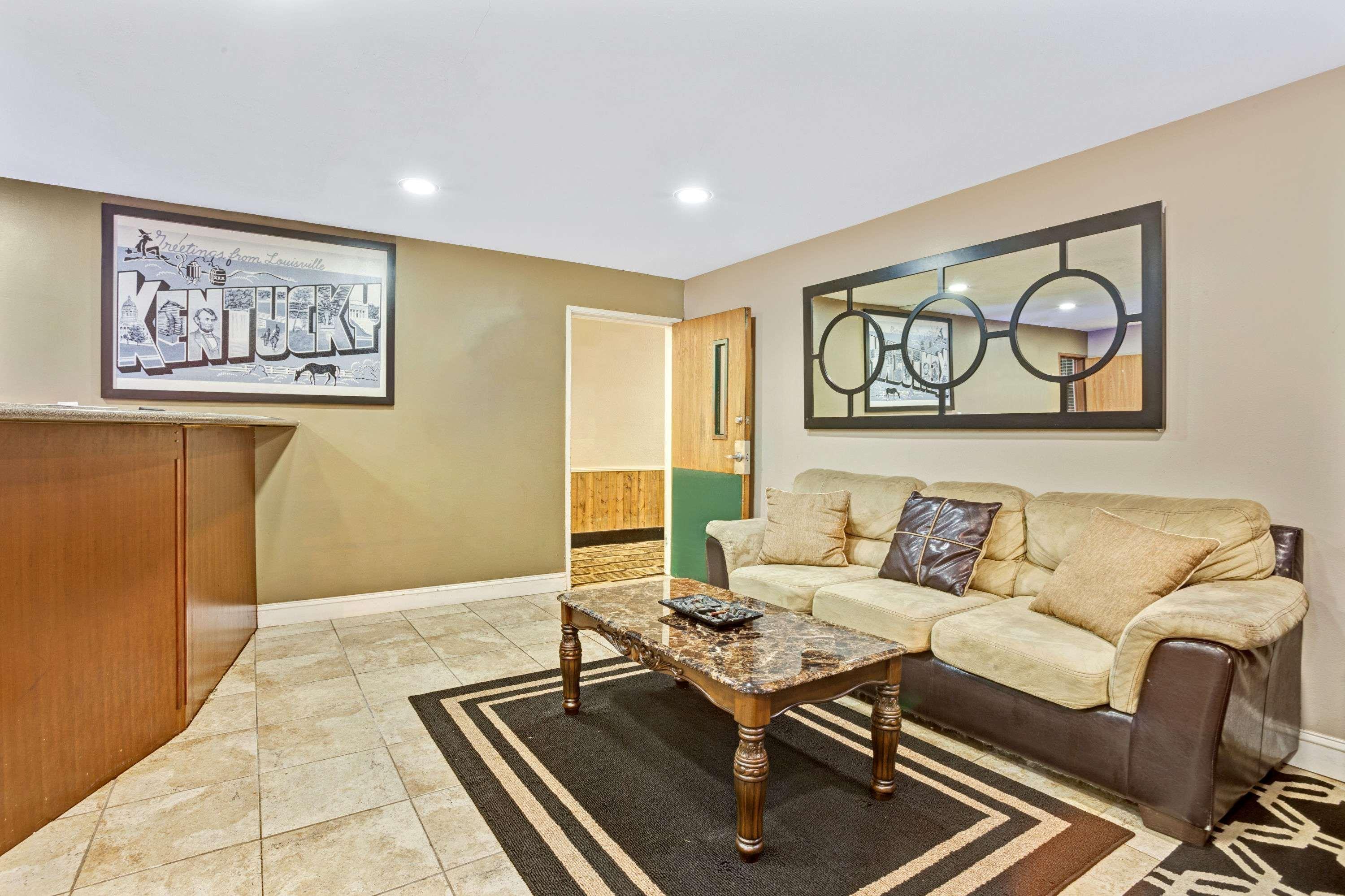 Super 8 By Wyndham Louisville Airport Extérieur photo