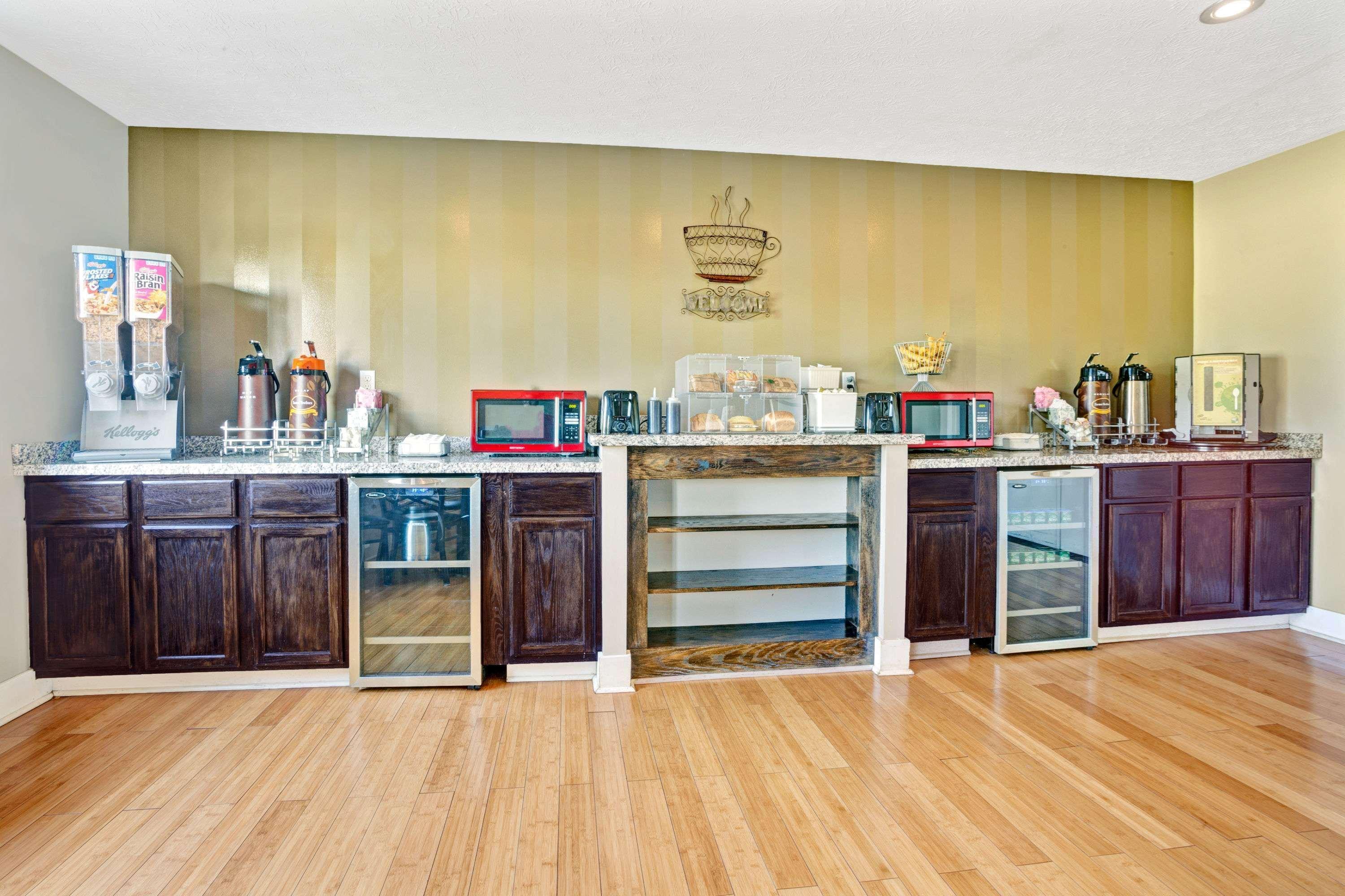 Super 8 By Wyndham Louisville Airport Extérieur photo