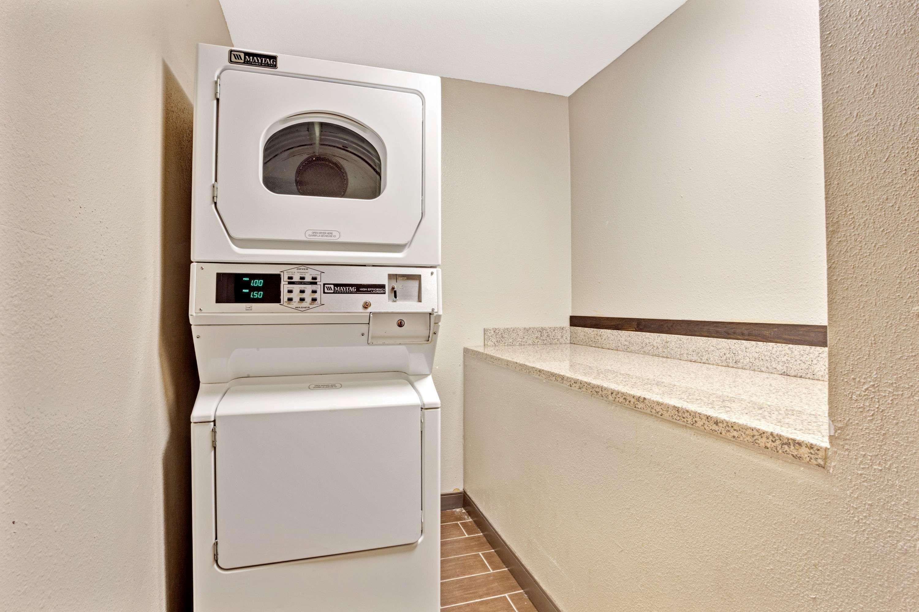 Super 8 By Wyndham Louisville Airport Extérieur photo